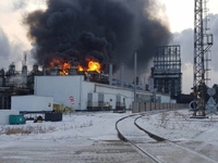 Cháy nhà máy lọc dầu ở Nga