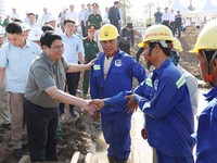 PM inspects key transport projects in southern region