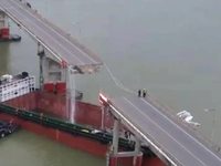 Trung Quốc: Sà lan đâm gãy đôi cầu, nhiều phương tiện rơi xuống sông