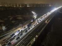 Hàng nghìn phương tiện kẹt trên đường cao tốc do tuyết dày đặc dịp Xuân vận