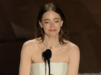 Oscar 2024: Emma Stone rách váy khi nhận giải, 'đổ lỗi' cho Ryan Gosling