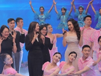 Hồ Quỳnh Hương xúc động khi trình diễn cùng nhân vật của Trạm yêu thương