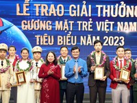 Quyền Chủ tịch nước Võ Thị Ánh Xuân trao giải thưởng Gương mặt trẻ Việt Nam