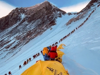 Nepal yêu cầu tất cả những người leo núi Everest sử dụng chip theo dõi