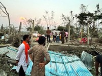 Bão mạnh bất ngờ đổ bộ phía Tây Ấn Độ, hơn 300 người thương vong