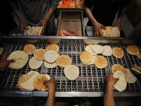 Người Palestine đổ xô xếp hàng mua bánh mì ở cửa hàng mới mở lại