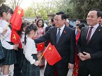 NA Chairman meets Vietnamese community in China