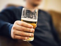 Tỷ lệ tử vong do rượu bia cao kỷ lục tại Anh