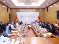US Communist Party delegation visits Vietnam
