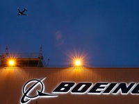 Máy bay Boeing bung vỏ động cơ khi cất cánh
