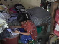 Học sinh nghèo Philippines chật vật học ở nhà giữa nắng nóng