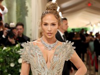 Jennifer Lopez lung linh trong bộ váy xuyên thấu, đeo vòng kim cương khổng lồ trên thảm đỏ Met Gala 2024