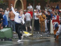 Cảnh sát Bắc Ireland bị tấn công bằng bom xăng