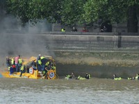Tàu du lịch bốc cháy trên sông Thames