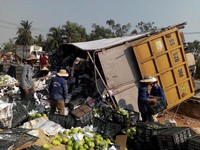 Lật xe chở trái cây: Dân không “hôi của”, giúp tài xế nhặt hàng