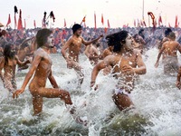 Hàng triệu tín đồ Hindu rửa tội trên sông Hằng