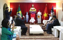Đại sứ quán Việt Nam tại Brazil giới thiệu sách về Chủ tịch Hồ Chí Minh