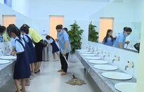 Phụ huynh tự đầu tư nhà vệ sinh mới cho học sinh ở trường
