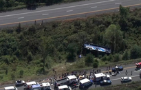 Xe bus chở ban nhạc trung học lao xuống khe núi ở New York, hai người thiệt mạng