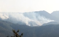 Huy động hàng trăm người chữa cháy rừng ở Yên Bái