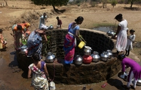 Người dân Ấn Độ chật vật tìm nước giữa nắng nóng