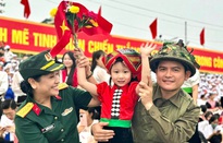 Em bé được chọn làm "bé gái tượng đài" ở Điện Biên Phủ bất ngờ nổi tiếng