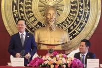 President meets with Vietnamese representative agencies in Beijing