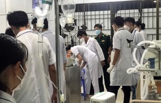 Trực thăng đưa 8 thuyền viên tàu Wu Zhou 8 vào Bệnh viện Vũng Tàu tiếp tục điều trị