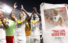 Giành vé đi tiếp tại World Cup 2022, cầu thủ và người hâm mộ Senegal tri ân huyền thoại quá cố