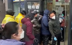 Người dân Trung Quốc vui mừng khi được nới lỏng chống COVID-19