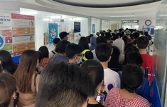 Người dân chen chúc xếp hàng chờ làm hộ chiếu tại TP Hồ Chí Minh
