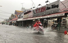 Người dân TP Hồ Chí Minh “bơi” trên đường sau trận mưa lớn hơn 3 giờ liền