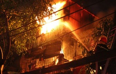 Lâm Đồng: Nhanh chóng dập tắt đám cháy ở khu dân cư trong đêm
