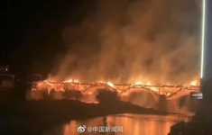 Cháy cầu gỗ 900 năm tuổi dài nhất ở Trung Quốc