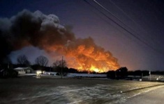 Tàu hỏa trật bánh gây cháy lớn ở Ohio