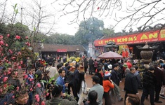 Du khách nô nức đổ về đền Trần Nam Định trước giờ khai ấn