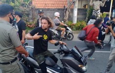 Bali ngăn chặn các hành vi phạm luật của du khách nước ngoài