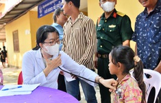 Bác sĩ quân y tỉnh Kiên Giang khám bệnh và cấp thuốc miễn phí tại Campuchia