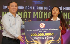 Huỳnh Như được trao tặng 200 triệu đồng từ UBND TP Hồ Chí Minh
