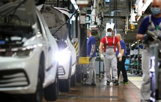 Khó khăn “bủa vây”, châu Âu thu hẹp hoạt động sản xuất