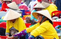 Gần 500 tiểu thương chợ Chồm hổm tại Hậu Giang mặc áo bà ba