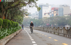 Đường dành riêng cho xe đạp tại Hà Nội vắng người đi