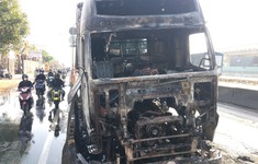 Cửa ngõ TP Hồ Chí Minh ùn ứ kéo dài vì xe container bốc cháy trên đường