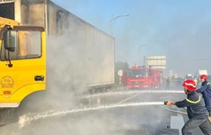 Xe tải bốc cháy trên cao tốc TP Hồ Chí Minh - Long Thành - Dầu Giây