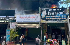 Cháy lớn bãi đậu ô tô ở Đồng Nai