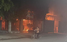 Cháy lớn tại xưởng may trong khu dân cư, người dân ôm đồ bỏ chạy