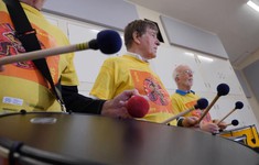 Anh: Học đánh trống samba để trị bệnh Parkinson