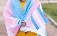 Thụy Điển thông qua luật hạ độ tuổi chuyển đổi giới tính hợp pháp xuống 16 trong tranh cãi