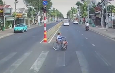 Tài xế ô tô dừng xe nhường đường cho người khuyết tật
