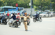 Hà Nội nắng nóng đỉnh điểm, cảnh sát giao thông bám đường phân luồng